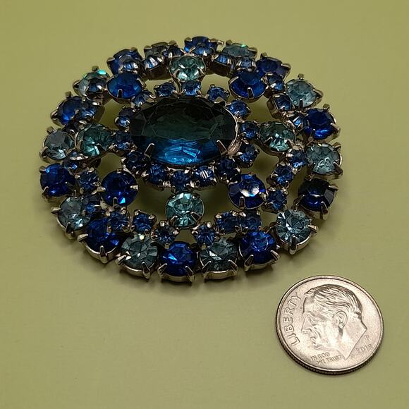 Vintage Blue Rhinestone Oval Brooch, Silver Tone, 1960s, 1 1/8 Inch - Picture 13 of 13